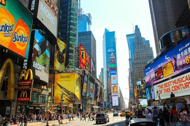 Imagen de una avenida de Nueva York en la que se ven varios negocios que podrían ser clientes de la agencia de seo local Avenida Seo