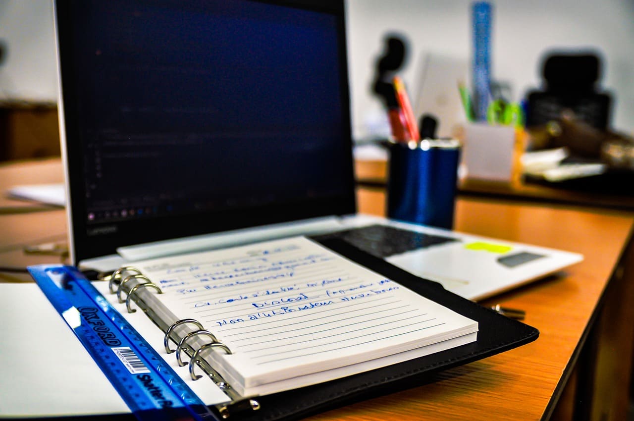 Mesa de trabajo preparada para iniciar la estrategia seo para autónomos de Avenida Seo